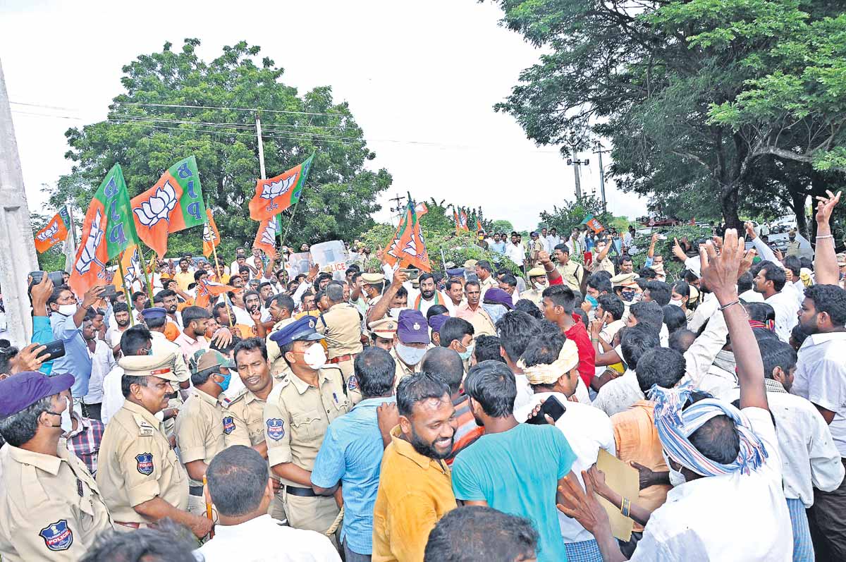 రైతులపై దాడులే లక్ష్యంగా బండి యాత్ర