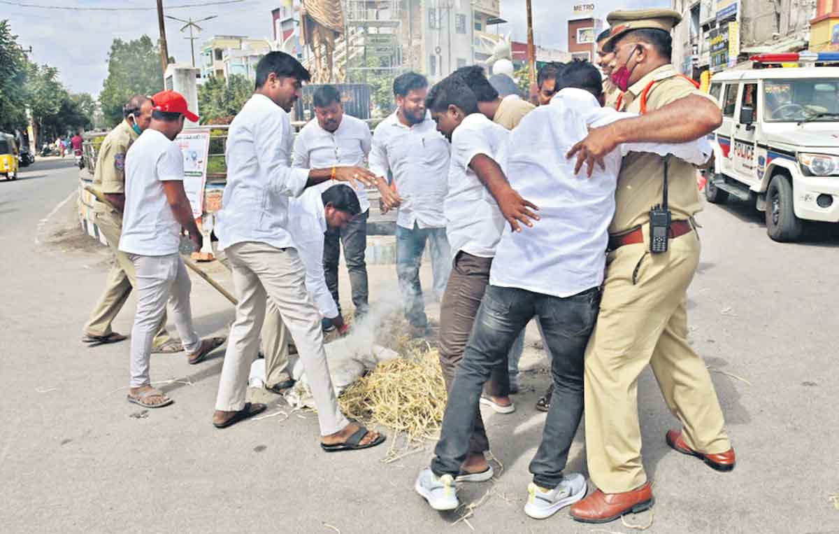 పోలీసులపై బీజేపీ దౌర్జన్యం