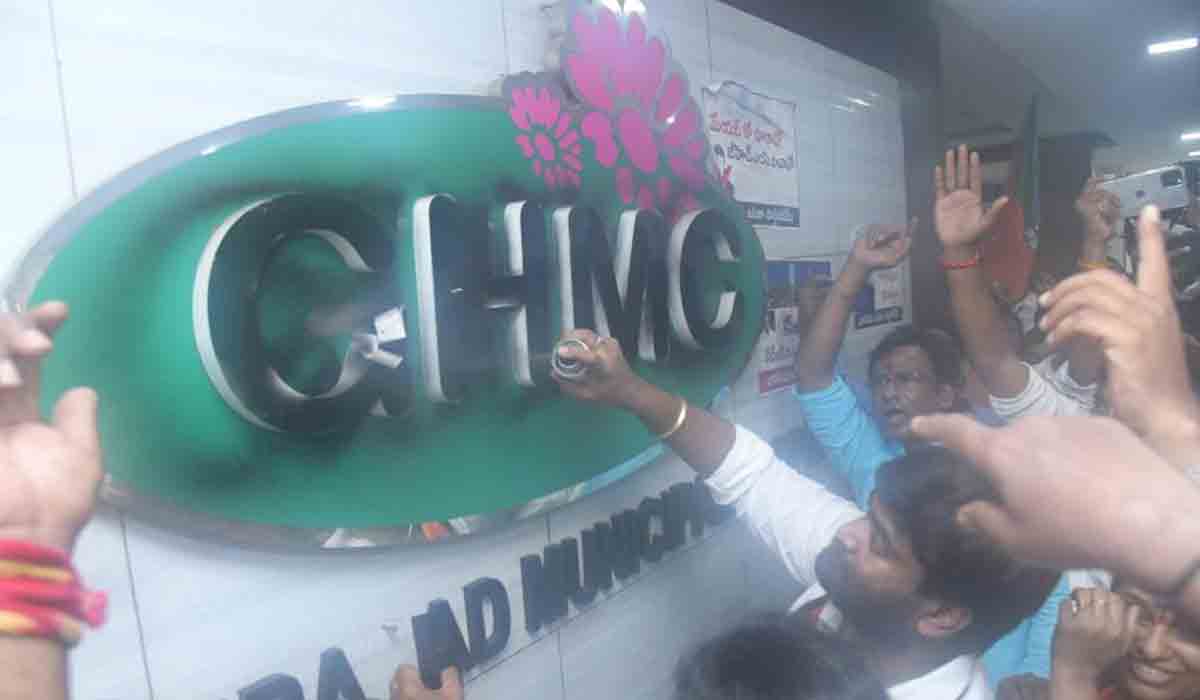 బీజేపీ కార్పొరేట‌ర్ల దౌర్జ‌న్యాన్ని ఖండించిన కేటీఆర్