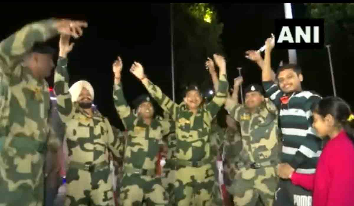 బీఎస్ఎఫ్ జ‌వాన్ల దీపావ‌ళి సెల‌బ్రేష‌న్స్.. వీడియో