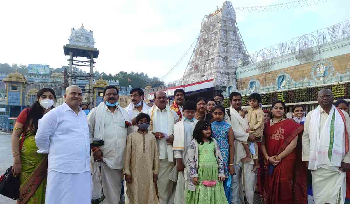 శ్రీవారి సేవలో ఆర్టీసీ చైర్మన్‌ బాజిరెడ్డి గోవర్ధన్‌