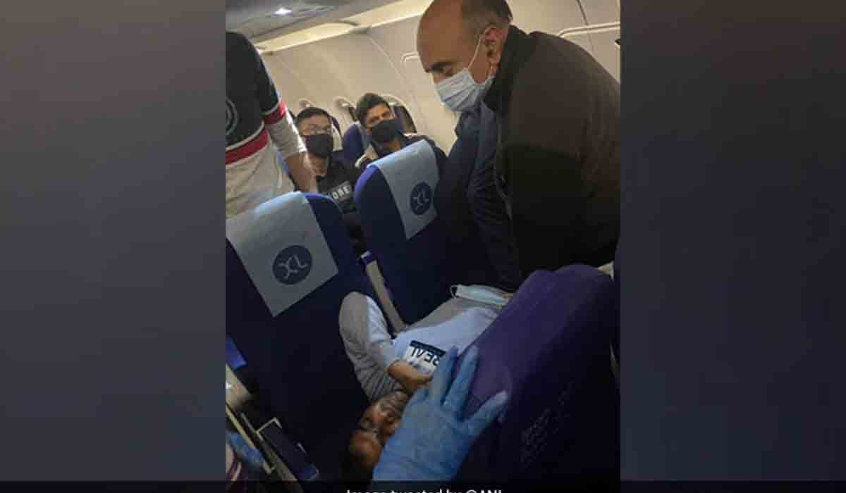 విమాన ప్ర‌యాణికుడికి కేంద్ర మంత్రి వైద్యం.. ప్ర‌ధాని మోదీ ప్ర‌శంస‌లు