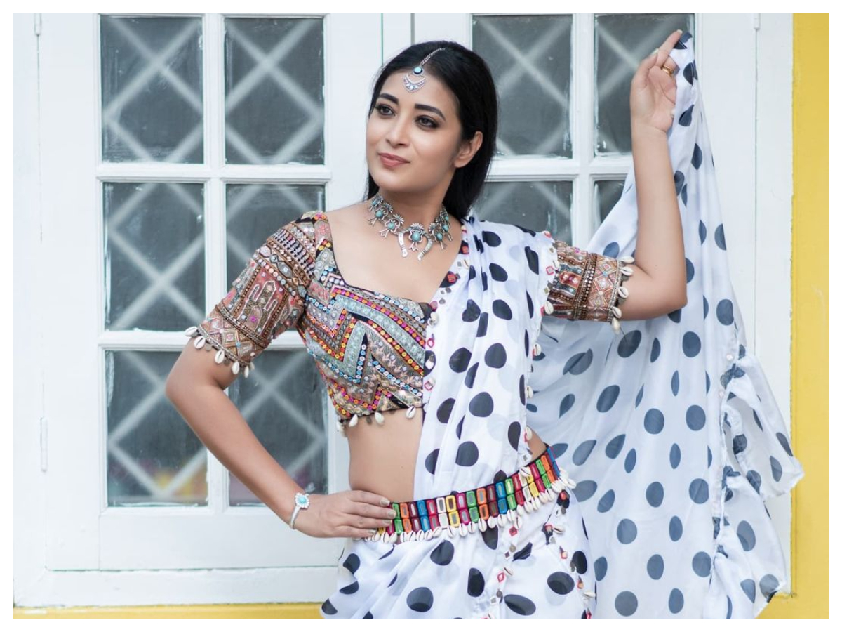 Bhanu Shree | వైట్ సారీలో భానుశ్రీ..