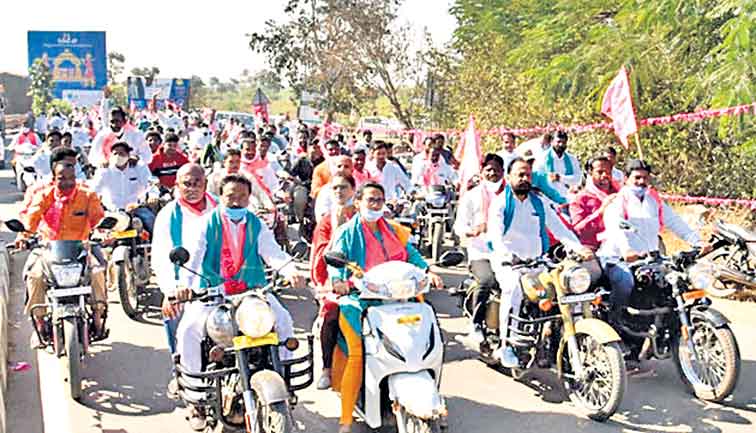 నల్ల చట్టాలపై ఆదిలోనే గళమెత్తిన గులాబీలు