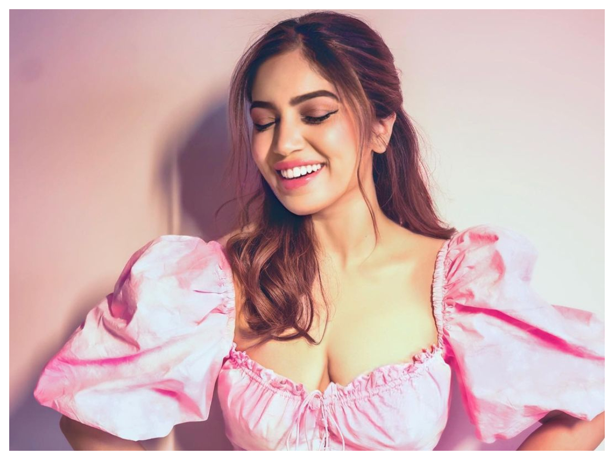 Bhumi Pednekar | కళ్లుచెదిరే అందంతో సెగలు పుట్టిస్తున్న భూమి   ఫడ్నేకర్..