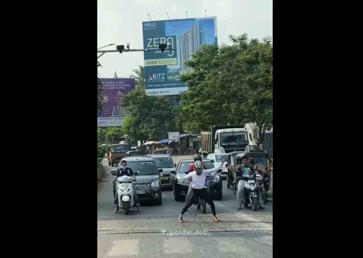 Biker Naatu Naatu Dance | ట్రాఫిక్ సిగ్న‌ల్‌లో బైక‌ర్ ‘నాటు నాటు’ డ్యాన్స్  ..వీడియో హ‌ల్‌చ‌ల్