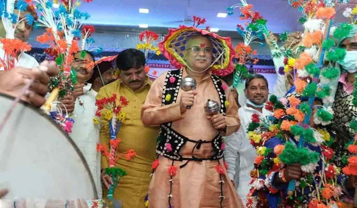 musical instrumentతో జనాలను హుషారెత్తించిన సీఎం.. వీడియో