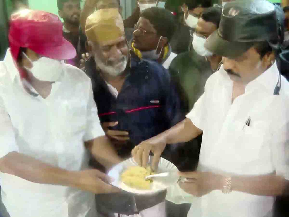 వర్ష బాధితులకు ఆహారం తయారీని పర్యవేక్షించిన స్టాలిన్‌