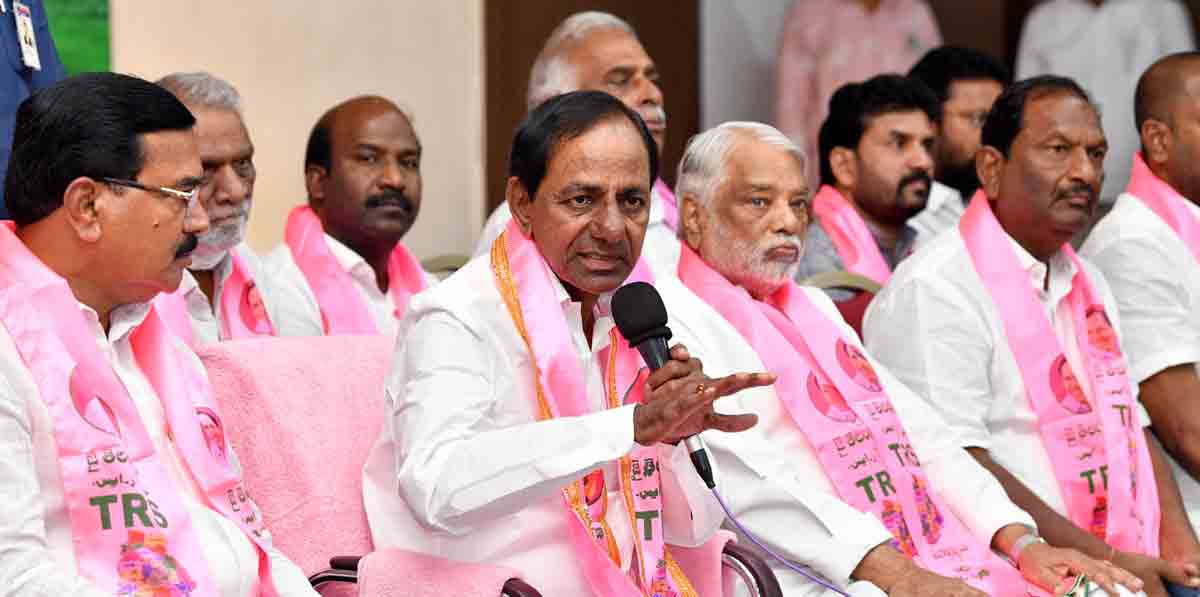 ఎక్కడికక్కడ గళం విప్పాలె