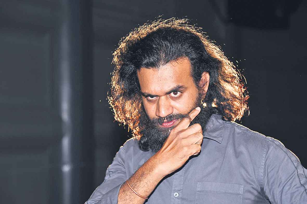 స్మగ్లింగ్ నేపథ్యంలో ‘అడవి దొంగ’
