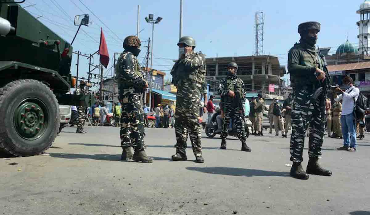 గ్ర‌నేడ్ల‌తో ఉగ్ర‌వాదుల‌ దాడి.. ఇద్ద‌రు జ‌వాన్ల‌కు తీవ్ర గాయాలు