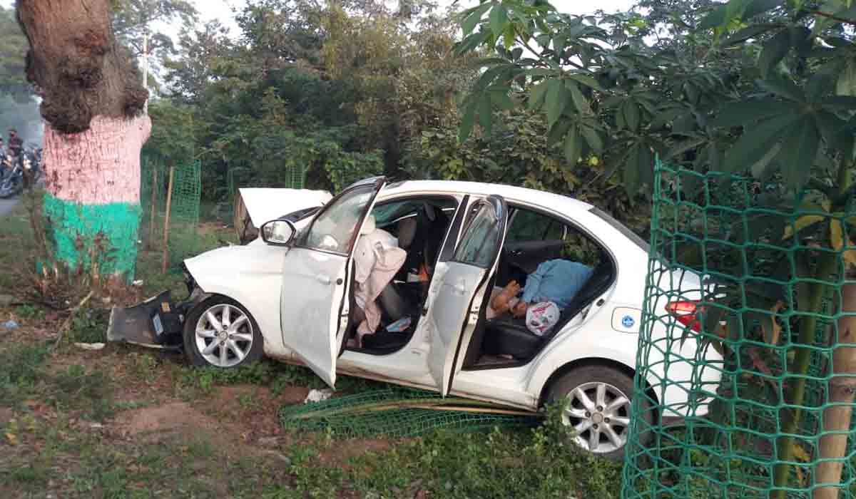 మానకొండూరులో చెట్టును ఢీకొట్టిన కారు.. నలుగురు దుర్మరణం