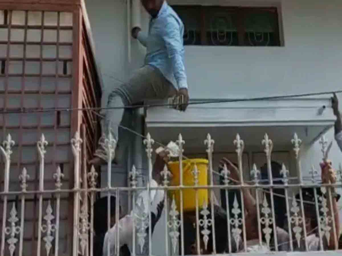 పైప్ నిండా నోట్ల కట్టలు.. దాడుల్లో బయటపడిన రూ.25 లక్షలు