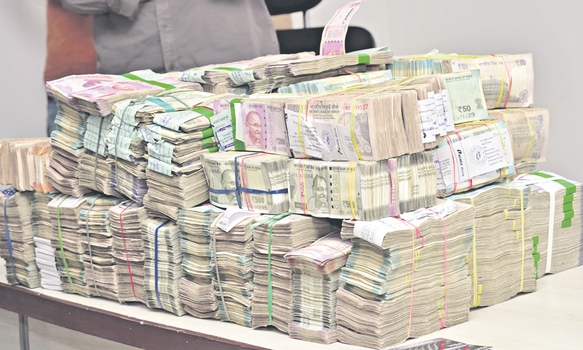 ఇద్దరు ఆన్‌లైన్‌ బెట్టింగ్‌ బుకీల అరెస్ట్‌