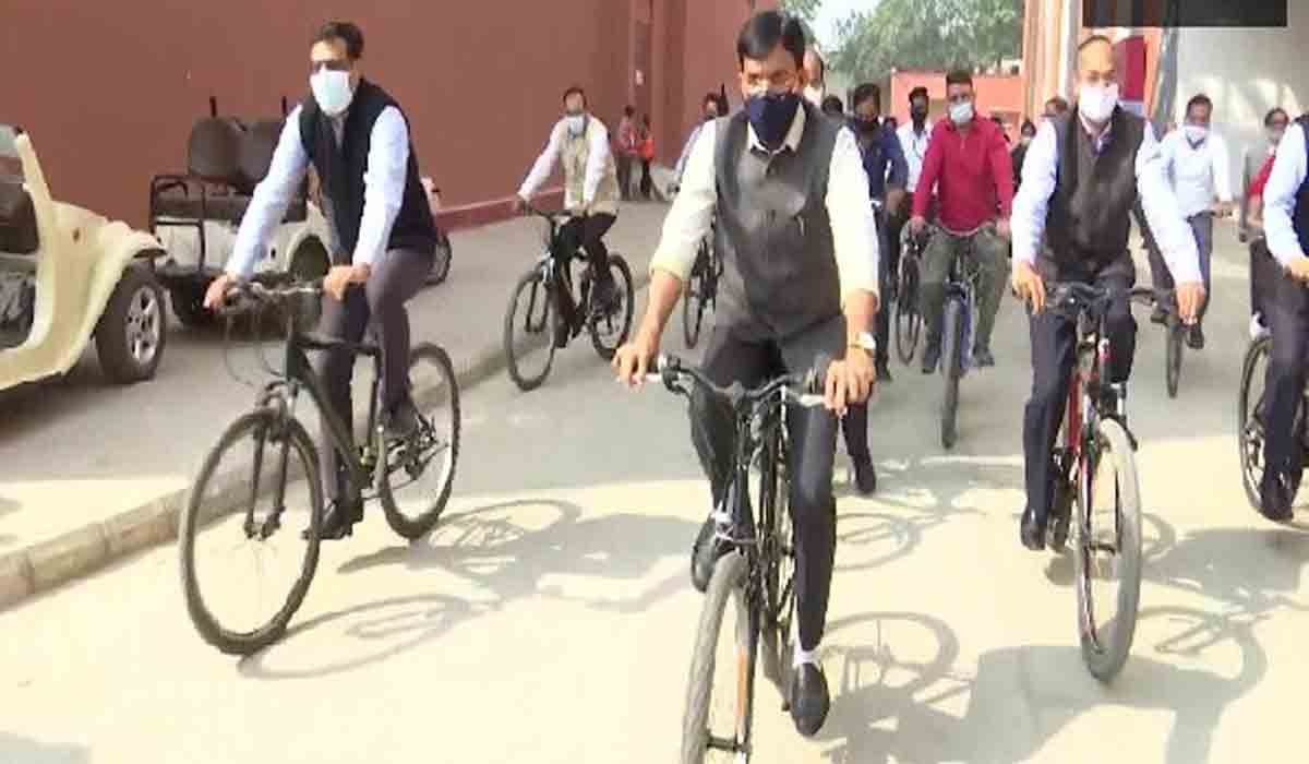 Mansukh Mandaviya: ఢిల్లీలో సైకిల్ తొక్కుతూ ప్ర‌గ‌తి మైదాన్‌కు కేంద్ర మంత్రి