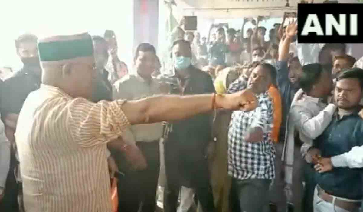 కొర‌డాతో కొట్టించుకున్న ఛ‌త్తీస్‌గ‌ఢ్ సీఎం.. ఎందుకో తెలుసా..?: వీడియో