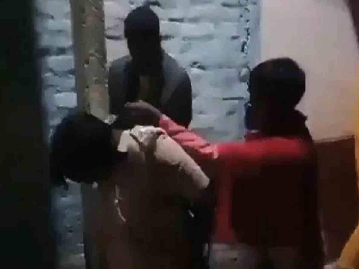 viral video: రైడ్‌ చేసిన పోలీస్‌ అధికారి.. స్తంభానికి కట్టేసి కొందరు దాడి