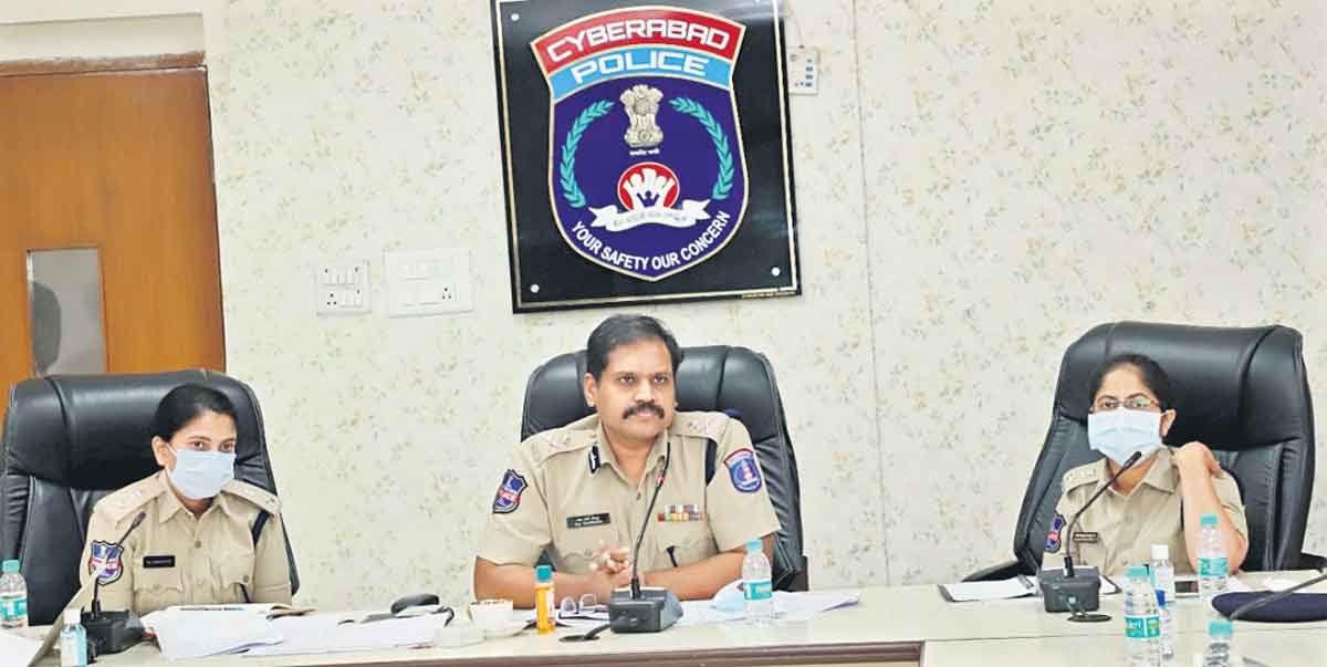 సైబర్‌ నేరాలను పక్కాగా దర్యాప్తు చేయాలి: సీపీ స్టీఫెన్‌ రవీంద్ర