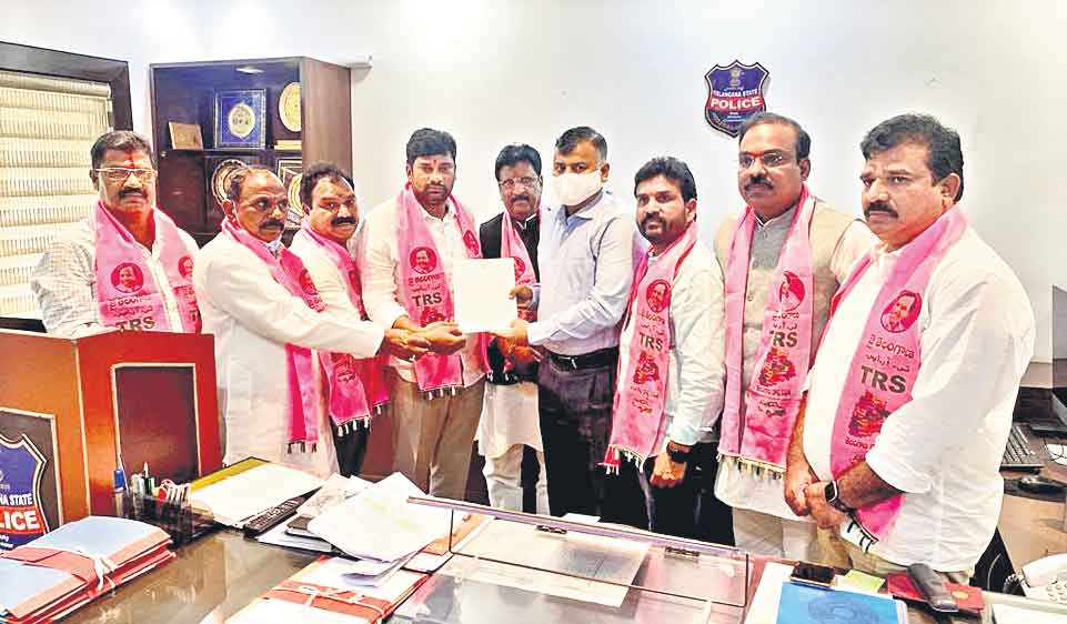 దళిత నేతలపై బీజేపీ కుట్ర
