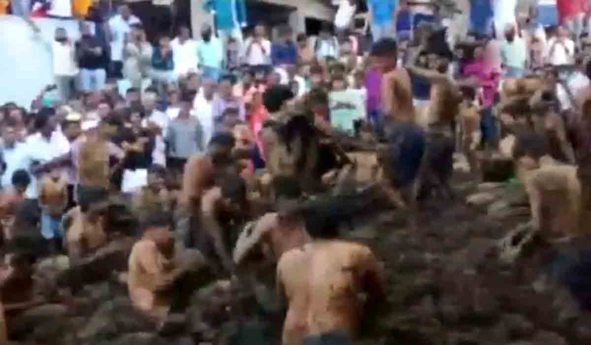 Diwali with cow dung: ఒక‌రిపై ఒక‌రు పేడ విసురుకుంటూ దీపావ‌ళి సంబురాలు..!