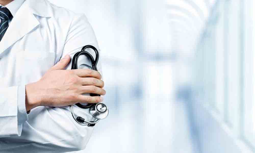 మెదక్‌ ప్రభుత్వ ఆసుపత్రిలో విధులు బహిష్కరించిన  వైద్యులు