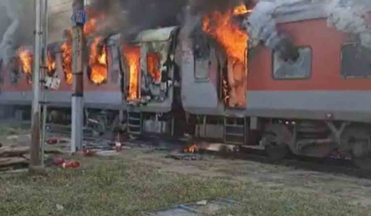 Durg Express | నాలుగు ఏసీ కోచ్లలో అగ్నికీలలు.. 2 బోగీలు పూర్తిగా దగ్ధం