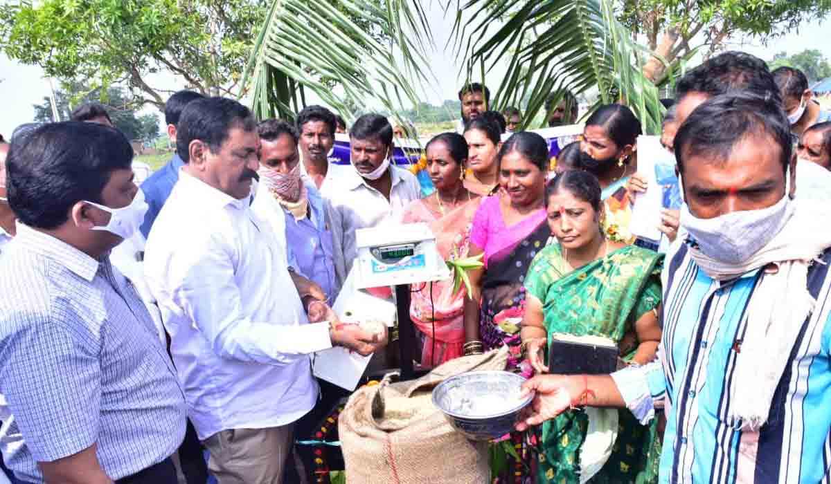 ధాన్యం కొనుగోలుపై మొండికేస్తున్న కేంద్రం: మంత్రి ఎర్రబెల్లి