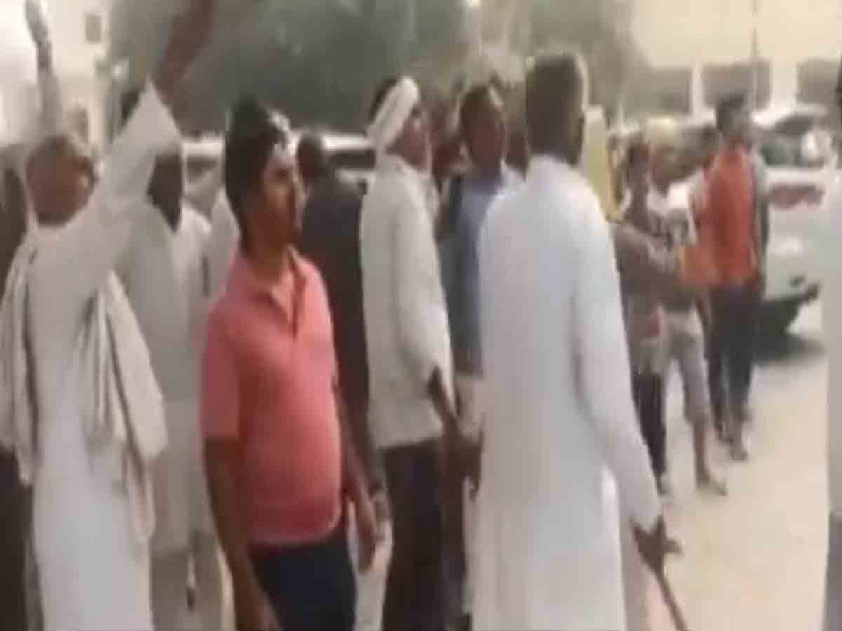 గుడిలో బీజేపీ నేతలు.. చుట్టుముట్టి నిర్బంధించిన రైతులు