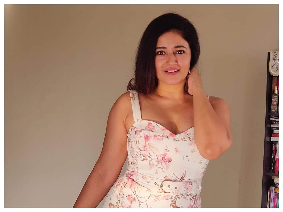 Poonam Bajwa | అందాల డోసు పెంచిన పూనమ్ బజ్వా..