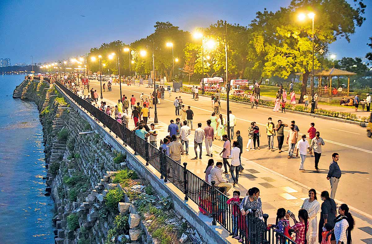 చిరు వ్యాపారాలతో ఉపాధి కేంద్రమైన సండే ఫన్‌డే