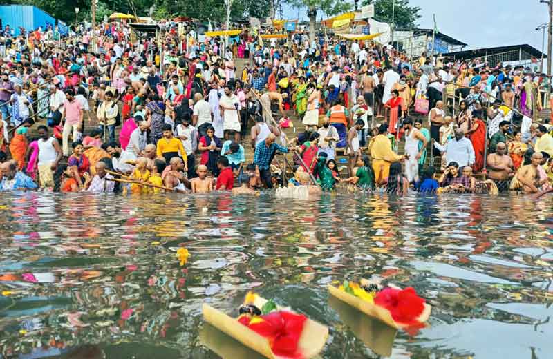 శ్రీశైలానికి పోటెత్తిన భక్తులు