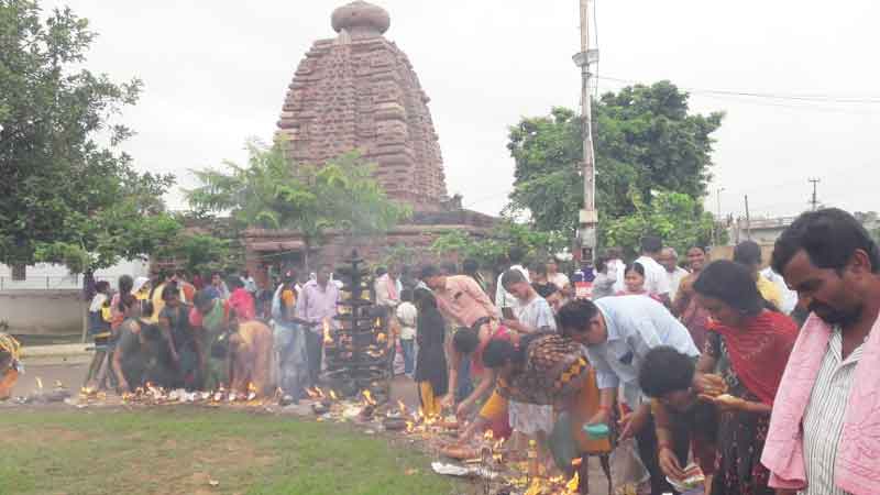 ఆలయాలకు పోటెత్తిన భక్తులు