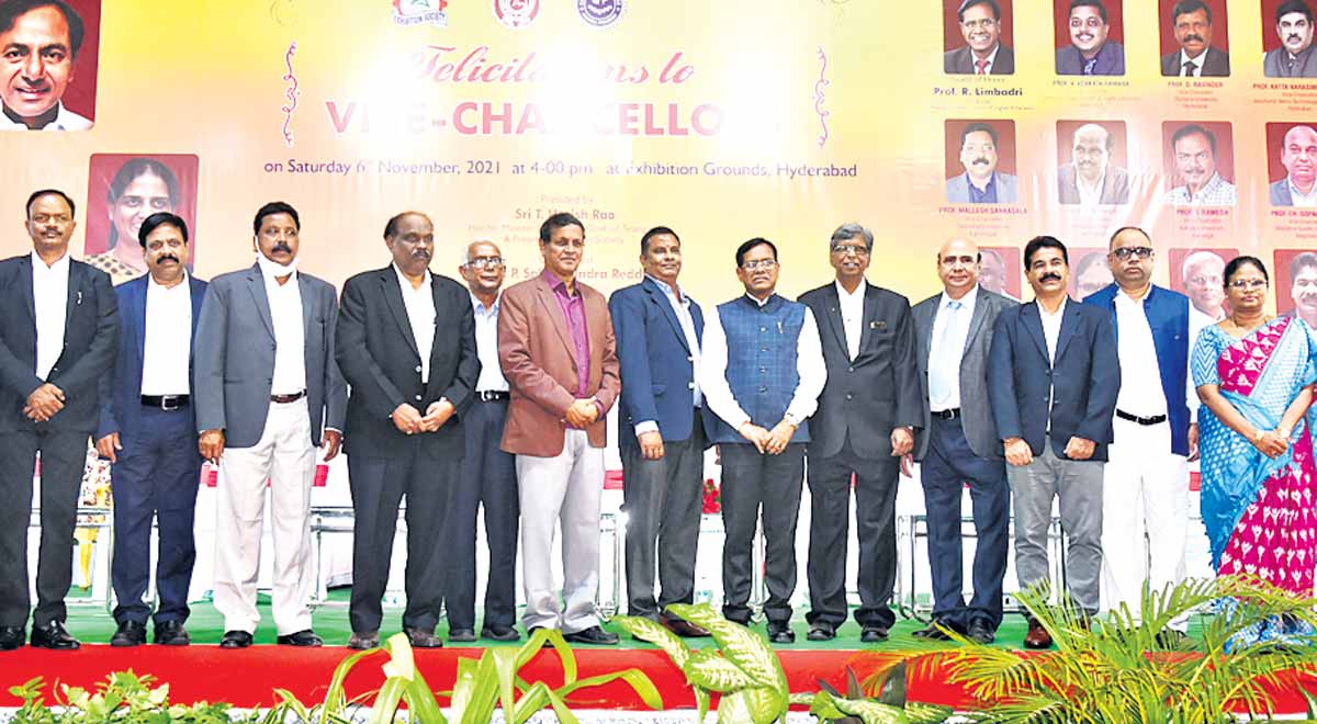 వీసీలకు ఘన సన్మానం