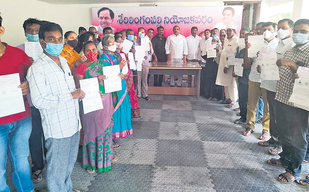 ప్రజలకు తోడుగా ప్రభుత్వం: విప్‌ గాంధీ