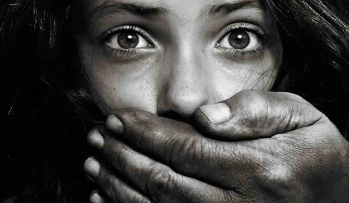 బాలిక‌పై స‌వ‌తి తండ్రి అత్యాచారం..!