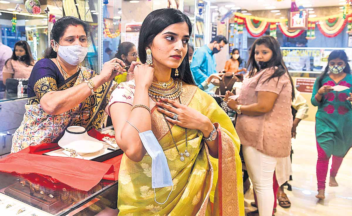 భగ్గుమన్న బంగారం.. హైద‌రాబాద్‌లో రూ. 50 వేలు దాటిన ధ‌ర‌