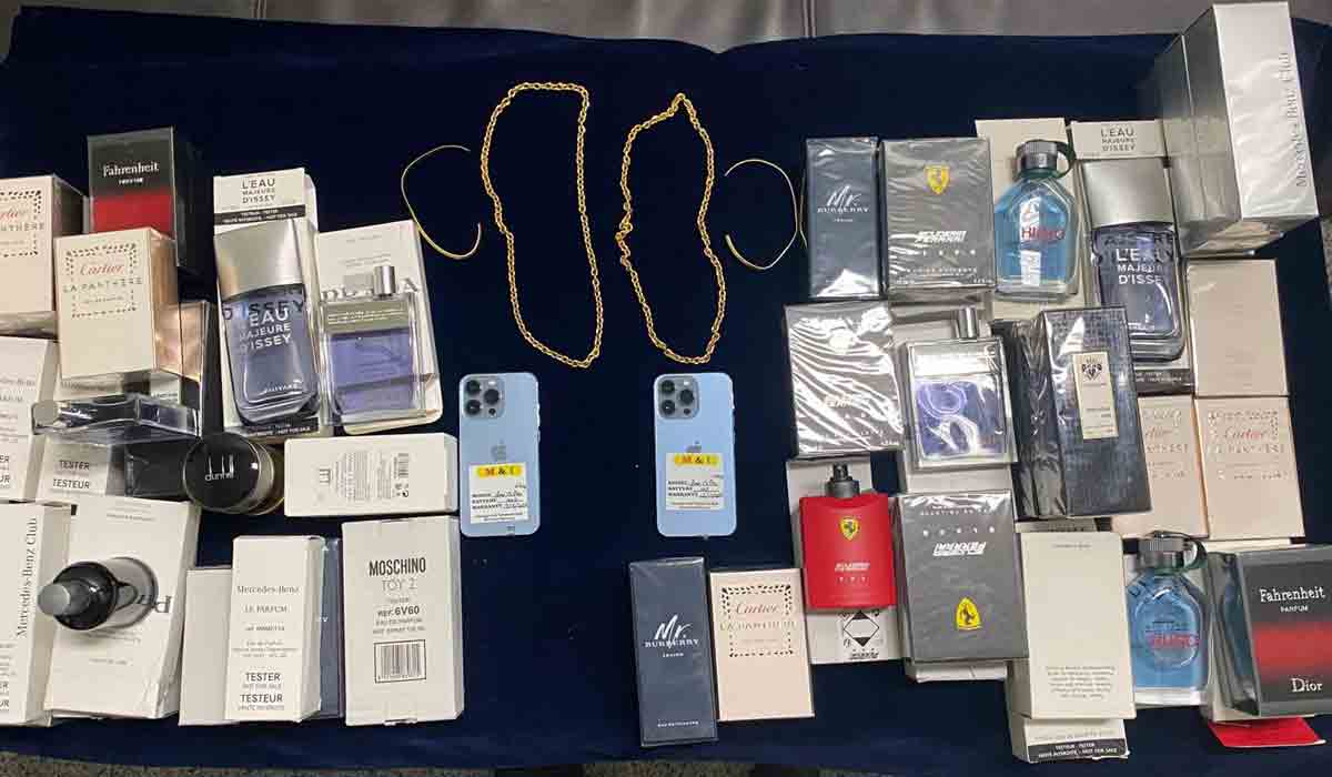 శంషాబాద్ ఎయిర్‌పోర్టులో బంగారం, ఐఫోన్లు సీజ్