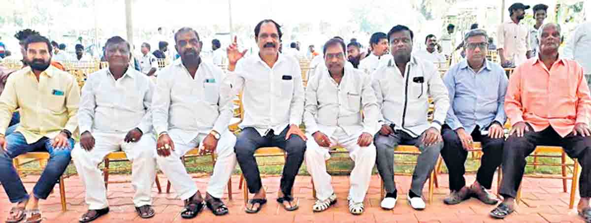 కల్లు దుకాణాలు రాజకీయ వేదికలే