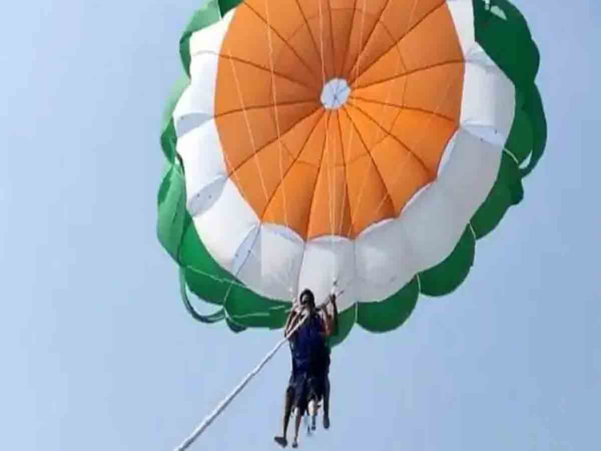 video | పారాసెయిలింగ్‌ తాడు తెగి.. సముద్రంలో పడిన జంట