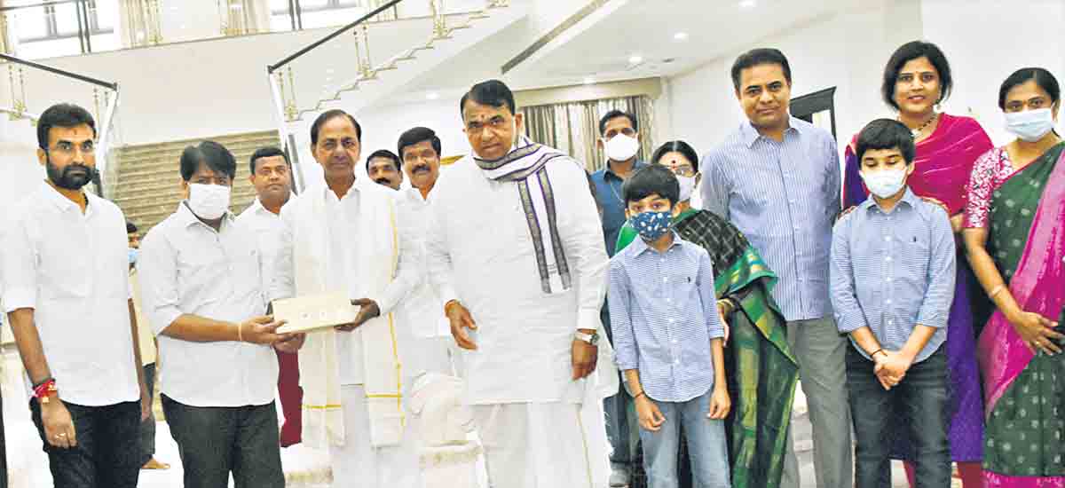 సీఎం కేసీఆర్‌కు స్పీకర్‌ పోచారం ఆహ్వానం