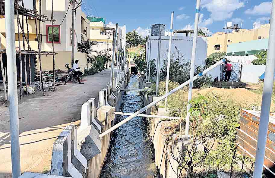 నాలాపై స్లాబ్‌ ఏర్పాటు చేయరూ..