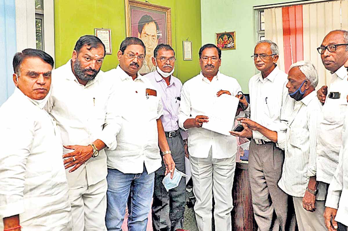 కాలనీల అభివృద్ధికి కృషి