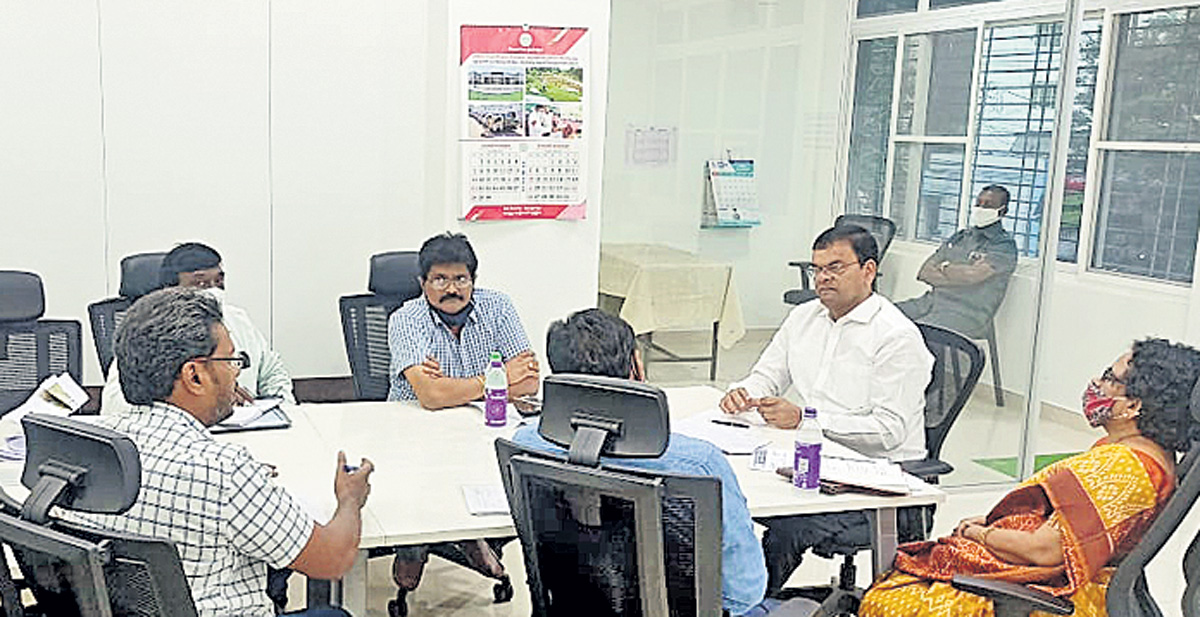 పెండింగ్‌ పనులను వెంటనే పూర్తిచేయండి