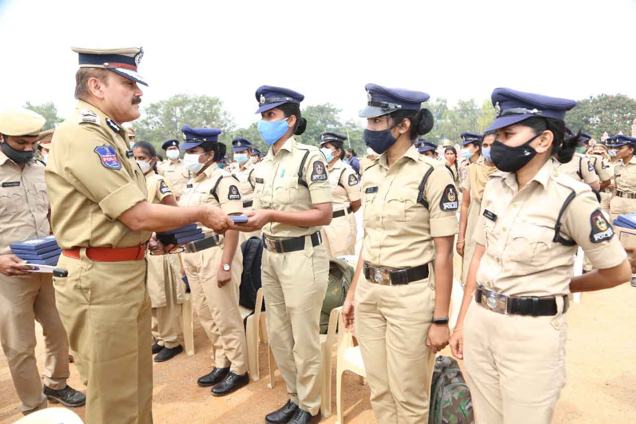 మహిళా పోలీస్‌ అధికారులతో సీపీ సమావేశం