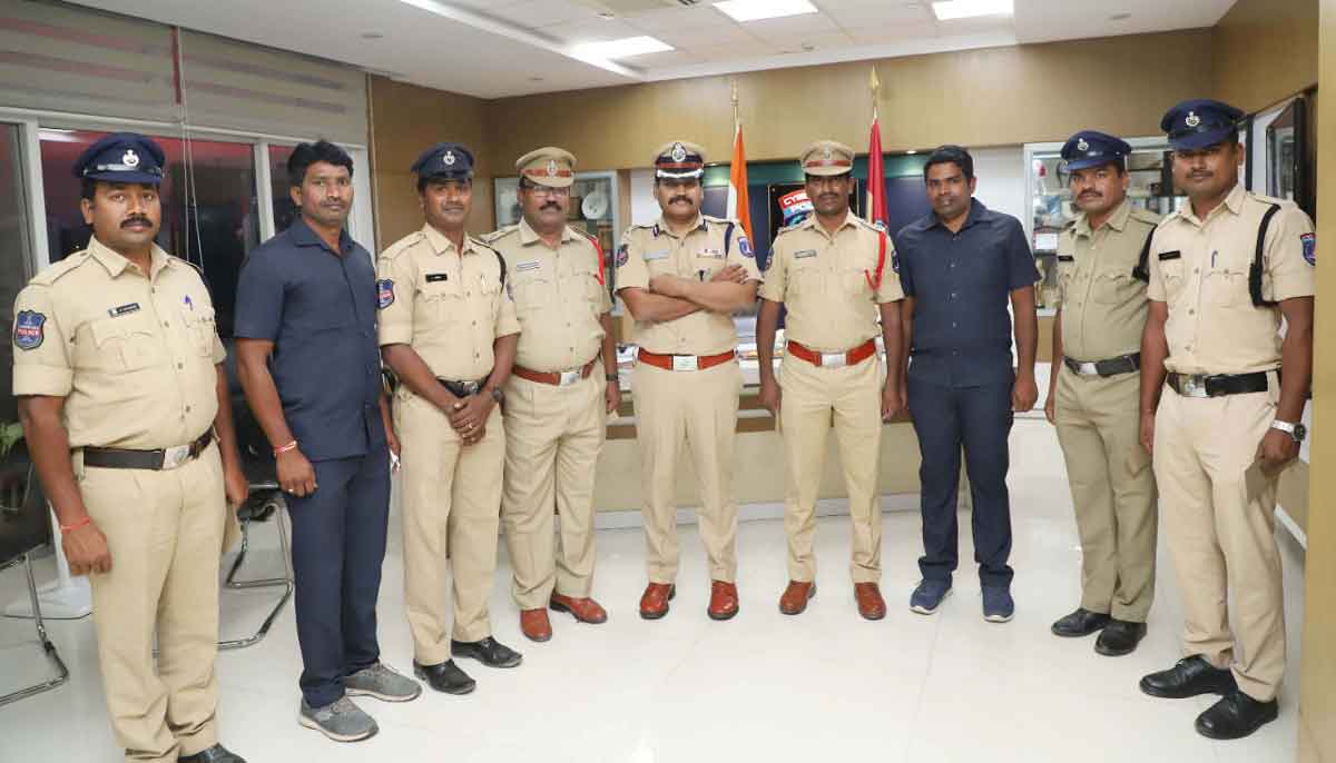 చోరీ కేసు ఛేదించిన సిబ్బందికి..రివార్డులు అందజేసిన సైబరాబాద్‌ సీపీ