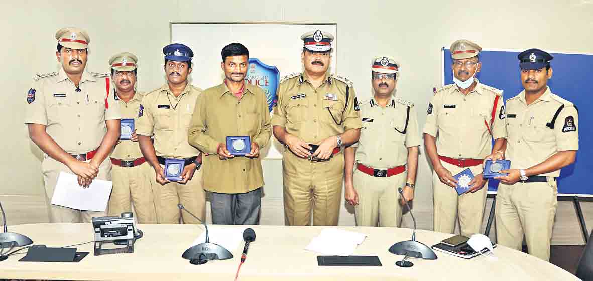 అప్రమత్తమై.. మేల్కొలిపి