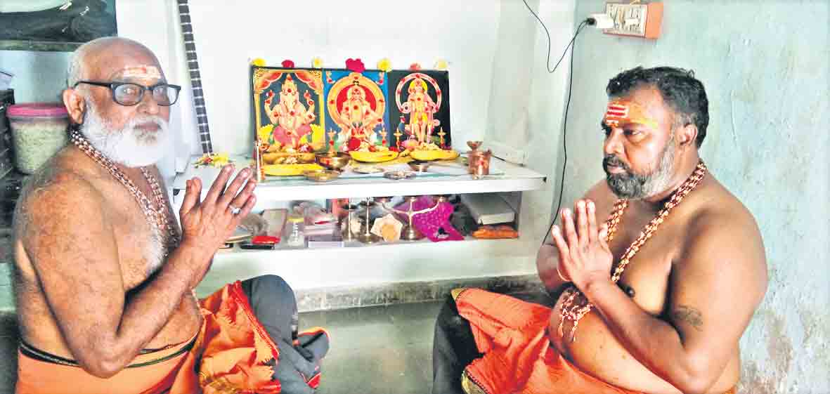 మెడలో మాల.. నెత్తిన టోపీ