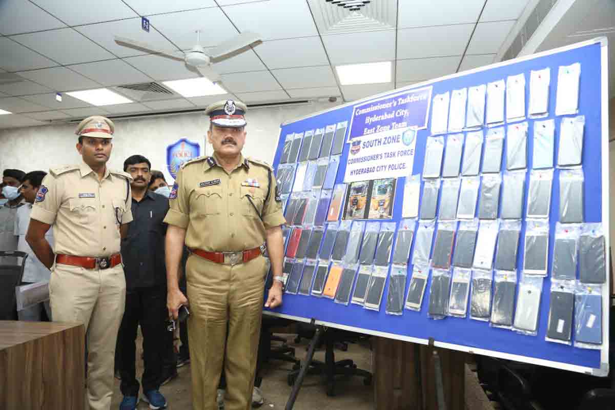 దృష్టి మళ్లించి.. క్షణాల్లో.. చిక్కిన చరవాణి చోరులు