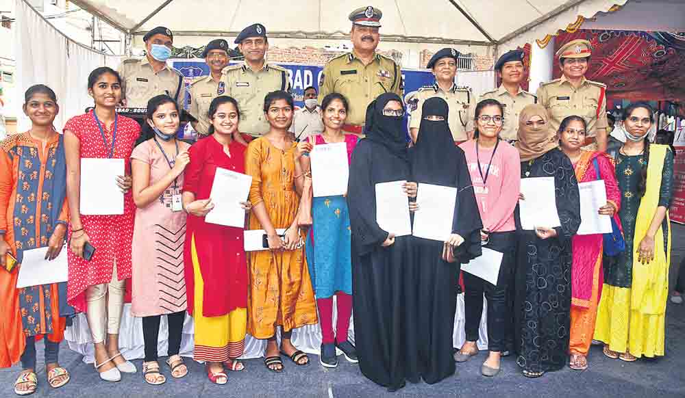 అవకాశాలను అందుకోవాలి