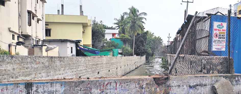 ప్రహరీ నిర్మించారు.. ఫెన్సింగ్‌ మరిచారు